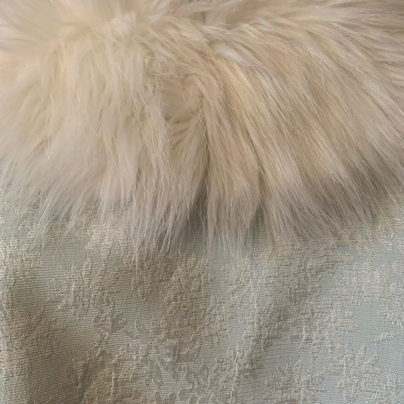 Winter Wedding Faux Fur trimmed GIRLS cape - Picture 2 of 5